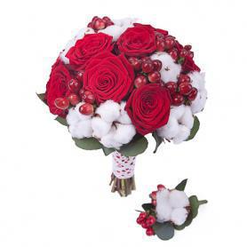 Букет невесты из роз, гиперикума и хлопка  «Ягодные поцелуи»