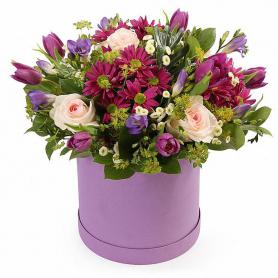 Шляпная коробка из роз, хризантем, тюльпанов и фрезии 