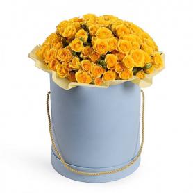 Шляпная коробка из желтых кустовых роз 